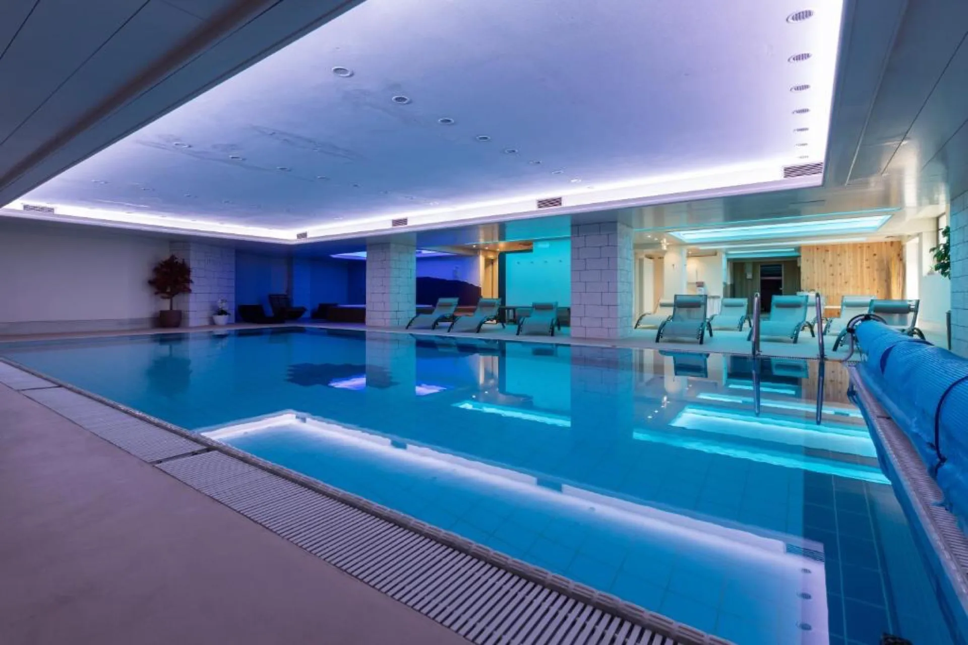 Kryty basen hotelu Venezia z rzędem leżaków wzdłuż ściany