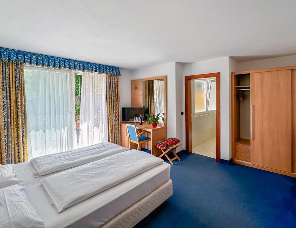 Pokój w hotelu Los Andes z podwójnym łóżkiem, biurkiem i wyjściem na balkon