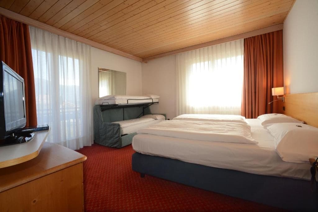 Pokój w hotelu Los Andes z podwójnym łóżkiem i rozkładanym łóżkiem piętrowym dla dzieci