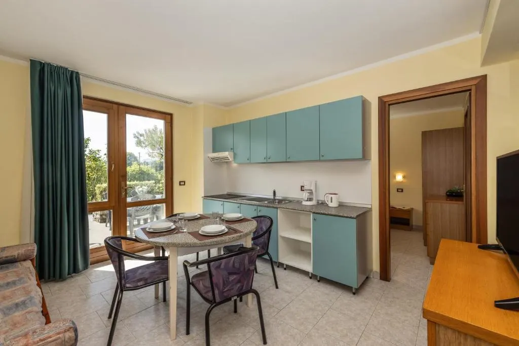 Apartament z aneksem kuchennym, okrągłym stołem i wyjściem na balkon