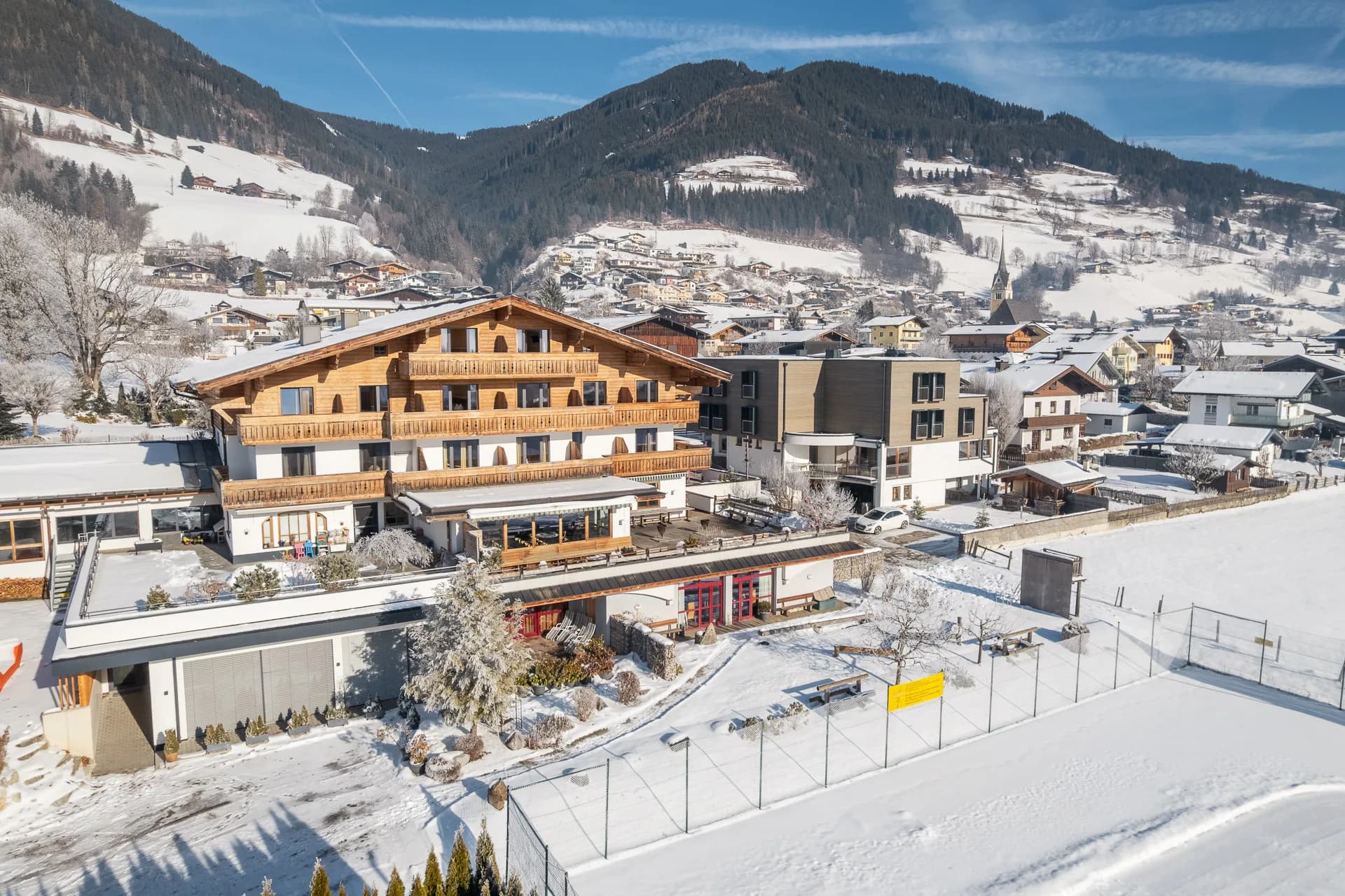 Jugendhotel Notburgahof z lotu ptaka zimą, w tle zaśnieżona dolina i góry