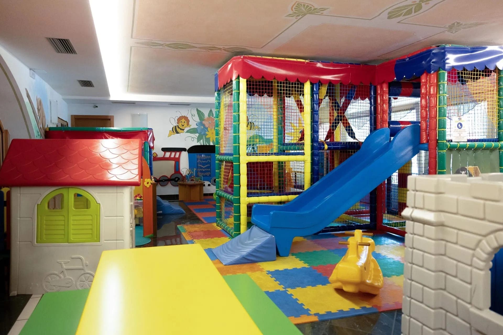 Sala zabaw dla dzieci w hotelu Alexander, konstrukcja ze zjeżdżalnią, domek i kolorowe maty