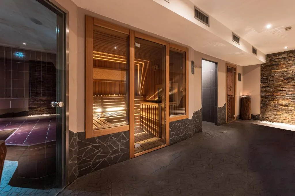 Strefa wellness rezydencji Gaia, przeszklona sauna fińska z drewnianym wnętrzem