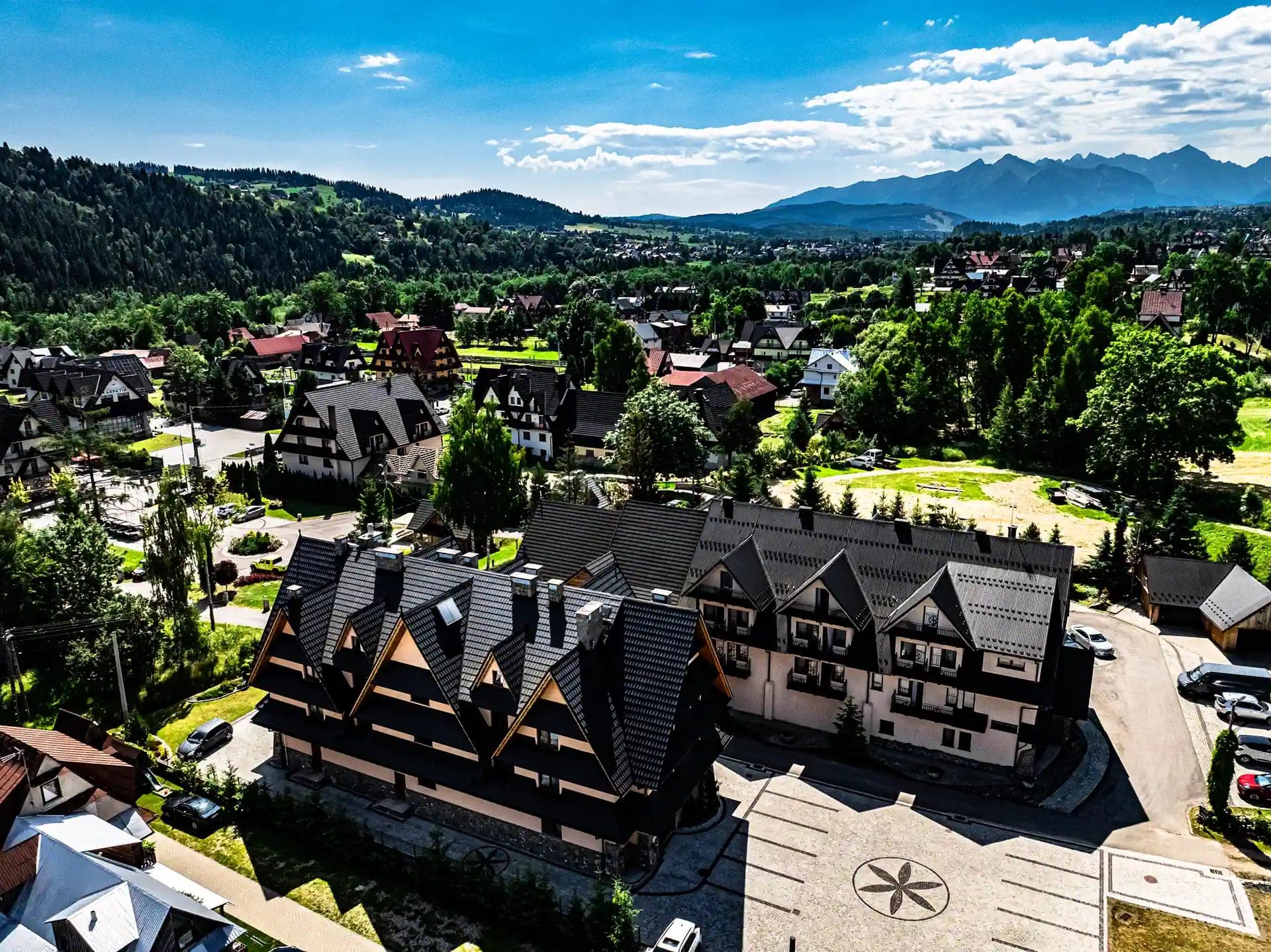 Pensjonat Pod Tatrami z lotu ptaka, w tle zabudowa Białki i Tatry
